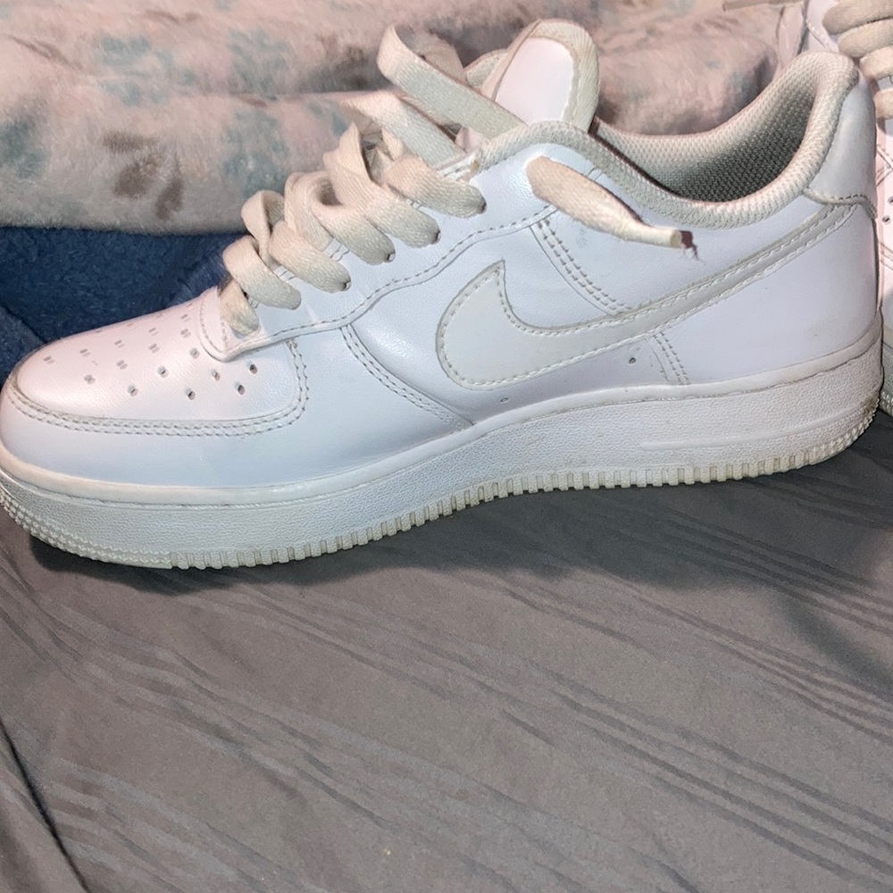 Women white Nike AF1, no cresses